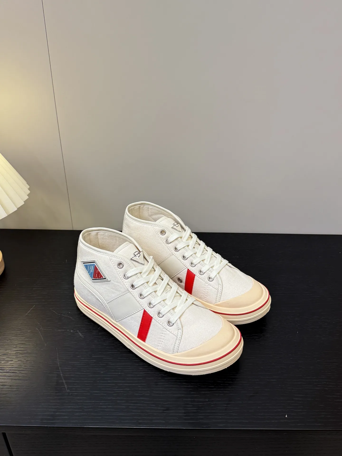 👟👟Ex-factory price 480👟👟 (Men’s size +1️⃣0️⃣) BVOrbit’s latest 2025 catwalk model, developed 1:1 from the original board, classic color matching elements! This is the biggest highlight of this shoe, eye-catching but not exaggerated design, super cool for daily use, super versatile whether paired with pants, sweaters or skirts, looks good no matter how you wear it, the more you look at it, the more you like it ❗️ Outsole: Original outsole Color: 4 colors Size: Female 35-40 Male 39-44